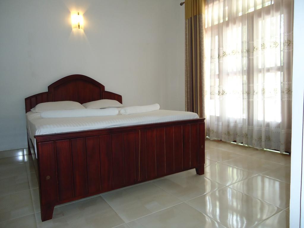 Hotel T & T Anuradhapura Ruang foto