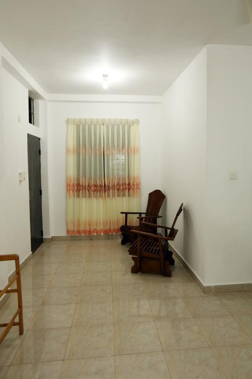 Hotel T & T Anuradhapura Ruang foto